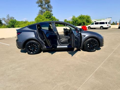 Used 2023 Tesla Model Y AWD image 37