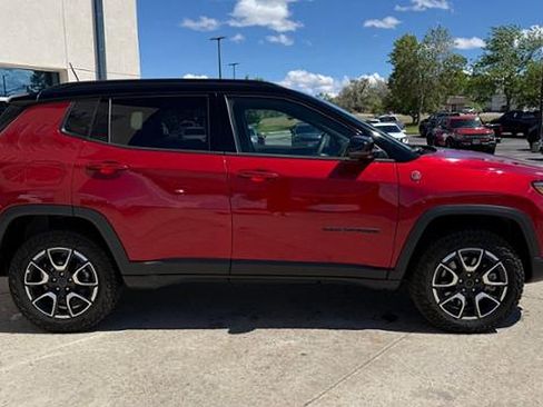 Used 2025 Jeep Compass Trailhawk AWD/4WD image 4