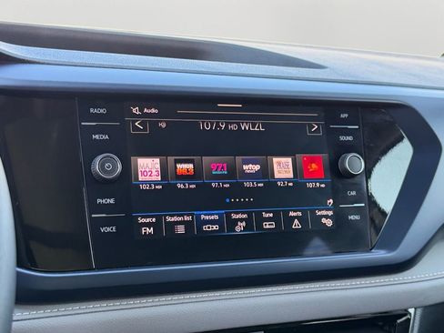 Used 2024 Volkswagen Taos SE image 18