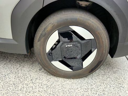 Used 2024 Kia EV9 Light Long Range RWD image 9