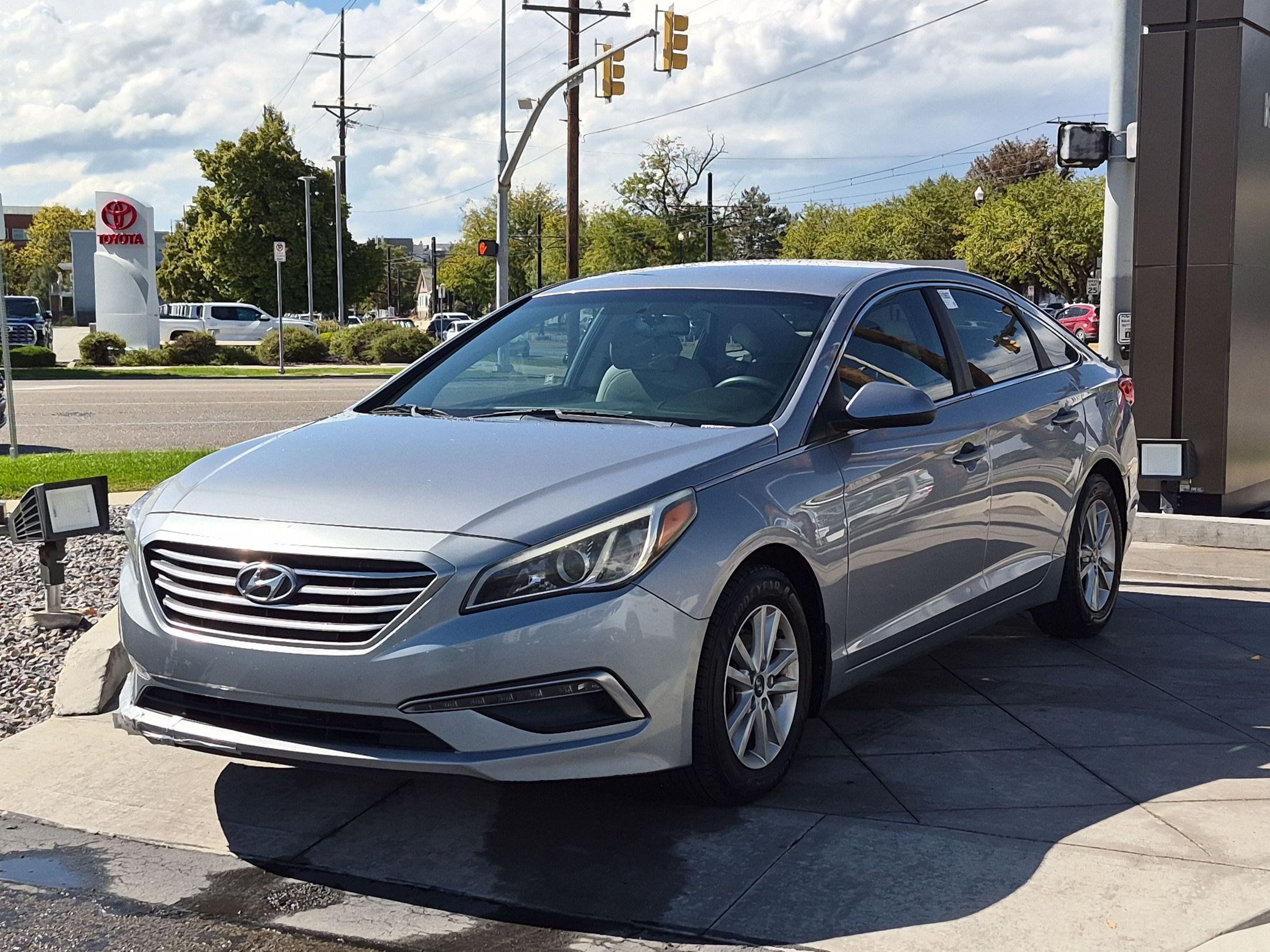 Used 2015 Hyundai Sonata SE w/ Option Group 09 FWD image 9