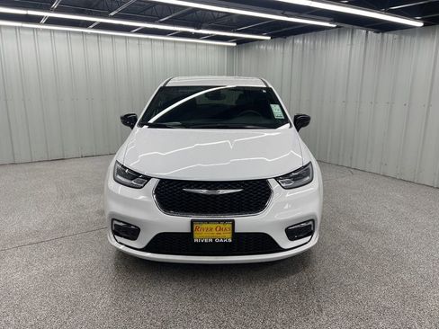 Used 2025 Chrysler Pacifica Select image 2