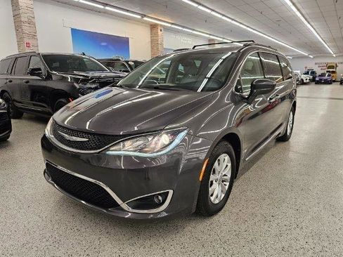 Used 2017 Chrysler Pacifica Touring-L FWD image 1