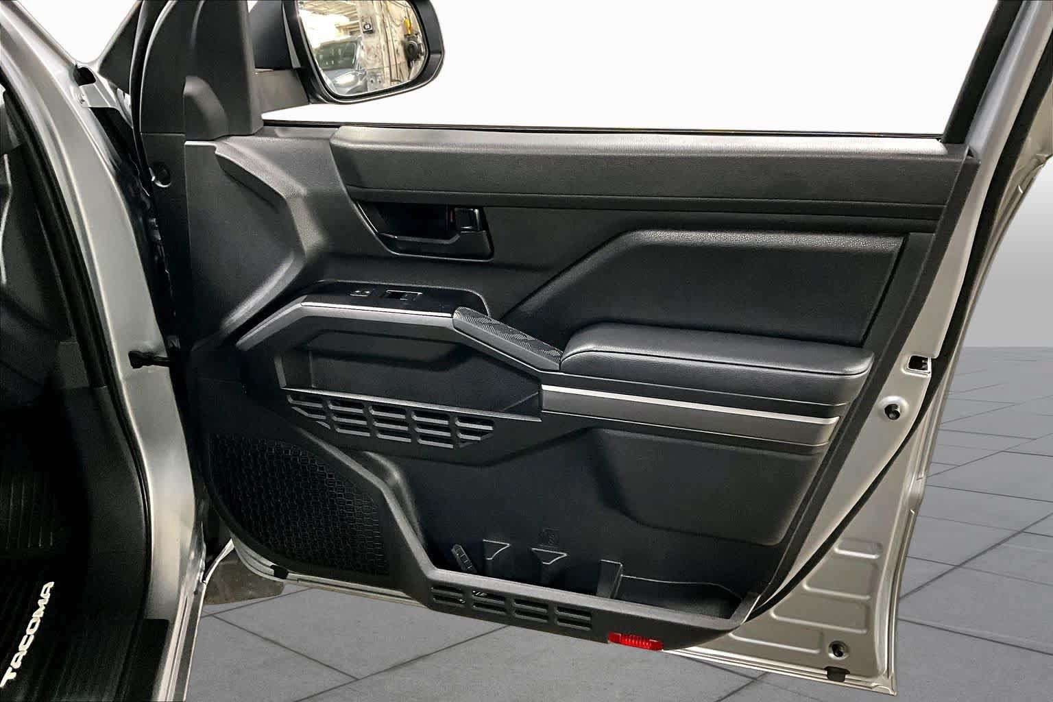 Certified 2025 Toyota Tacoma SR5 AWD/4WD image 21