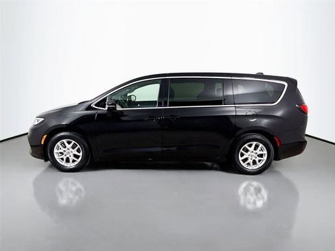 Used 2025 Chrysler Pacifica Select image 8