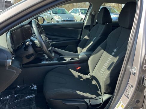 Used 2023 Hyundai Elantra SEL w/ Convenience Package image 3