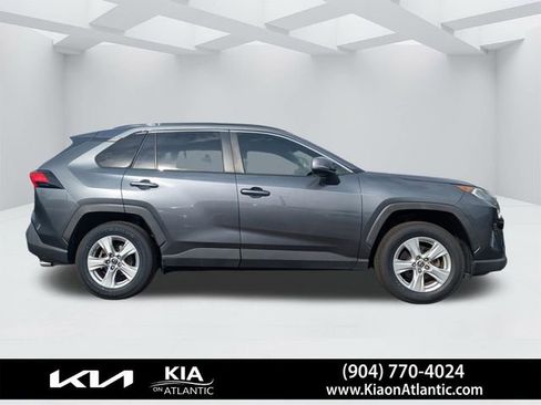 Used 2019 Toyota RAV4 XLE w/ Convenience Package FWD image 2