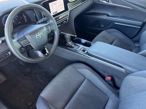 Used 2025 Toyota Camry LE image 5