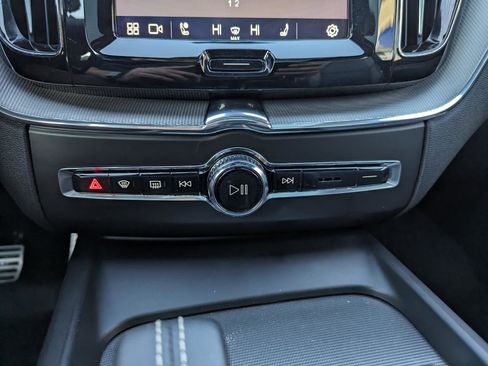 Used 2022 Volvo XC60 B5 R-Design w/ Advanced Package image 23