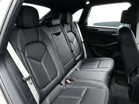 Certified 2023 Porsche Macan image 17