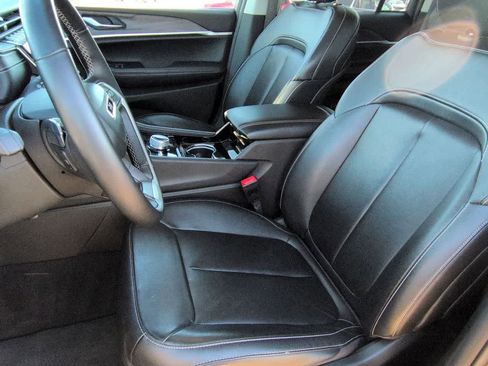 Used 2022 Jeep Grand Cherokee Limited image 16