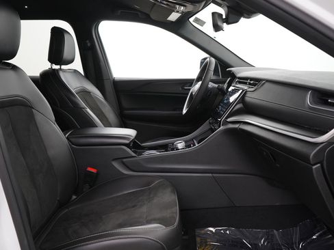 Used 2023 Jeep Grand Cherokee L Laredo image 12