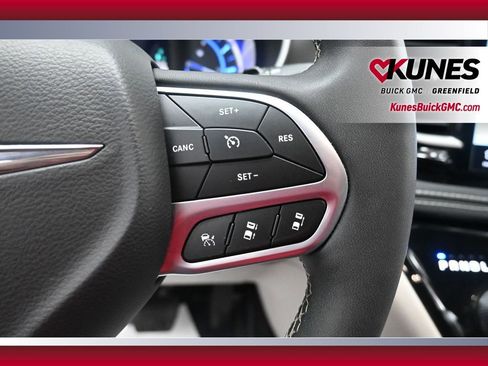 Used 2024 Chrysler Pacifica Select FWD image 33