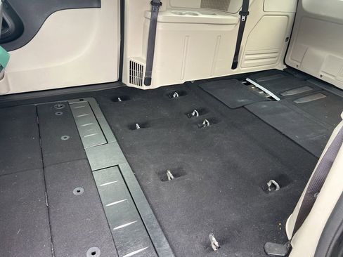 Used 2019 Dodge Grand Caravan SXT image 7