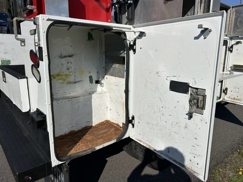 Used 2017 Ford F550 4x4 Regular Cab Super Duty image 32