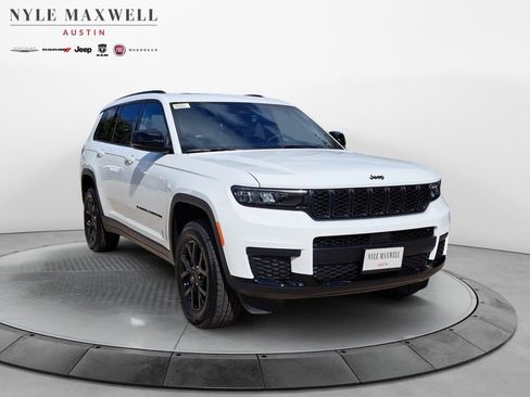 New 2025 Jeep Grand Cherokee L Altitude image 2