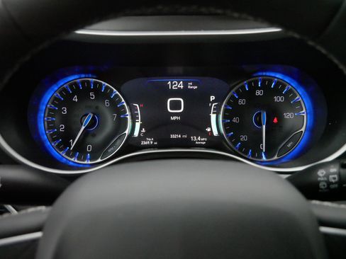 Used 2024 Chrysler Pacifica Touring-L image 21