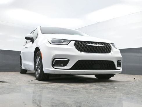 Used 2023 Chrysler Pacifica Touring-L FWD image 32
