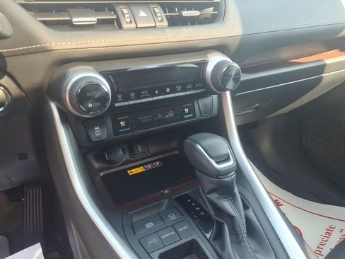 Used 2022 Toyota RAV4 Limited FWD image 17