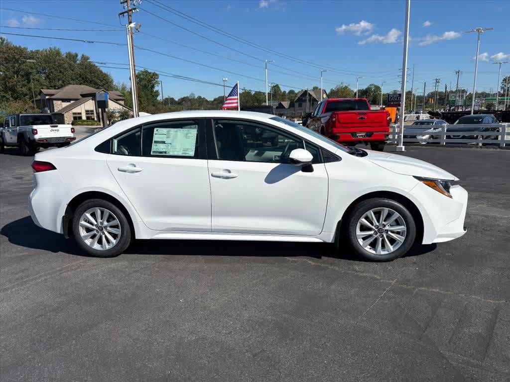 Used 2027 Toyota Corolla LE FWD image 2