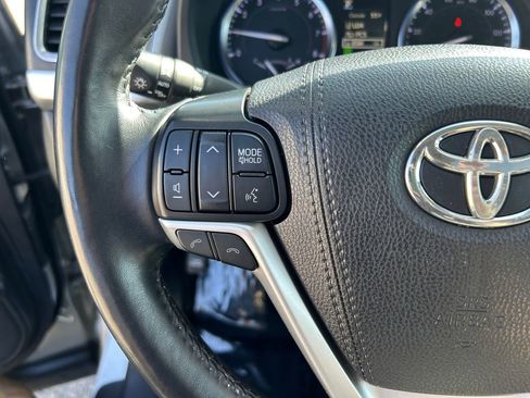 Used 2019 Toyota Highlander XLE AWD/4WD image 16