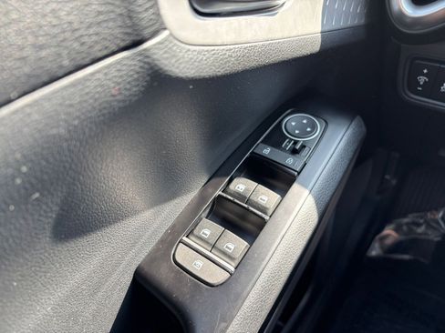 Used 2025 Kia Soul LX w/ LX Technology Package FWD image 18