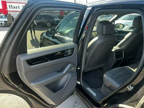 Used 2020 Porsche Cayenne w/ Premium Package image 12