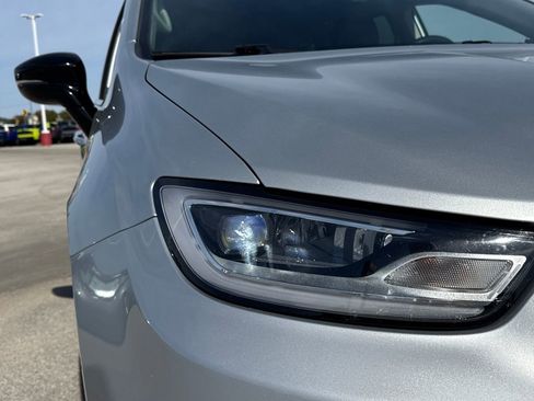 Used 2024 Chrysler Pacifica Touring-L image 12