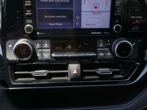 Used 2020 Toyota Highlander XLE image 33