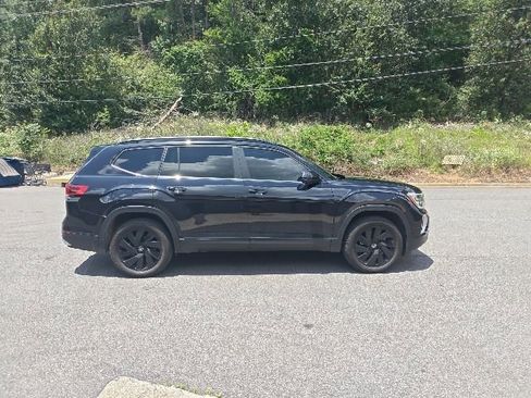 Used 2024 Volkswagen Atlas SE w/ Black Wheel Package FWD image 2