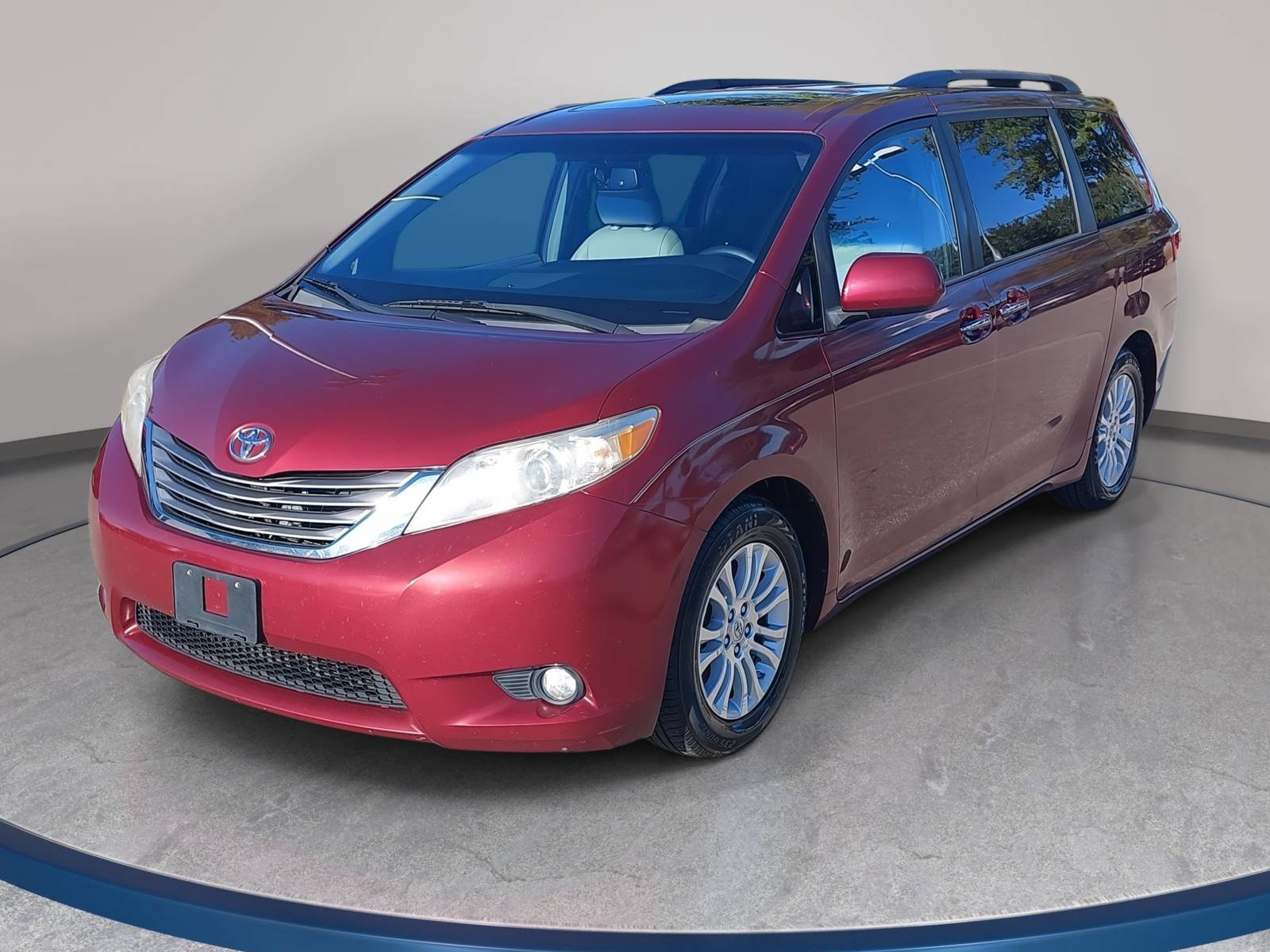 Used 2016 Toyota Sienna XLE Premium FWD image 1