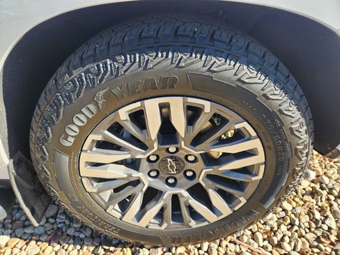 Used 2025 Chevrolet Suburban Z71 w/ Z71 Off-Road Package image 17