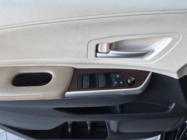 Used 2022 Toyota Sienna XLE w/ XLE Plus Package FWD image 18