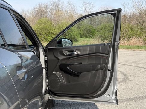 Used 2025 Chevrolet Trax RS w/ Sunroof Package FWD image 25