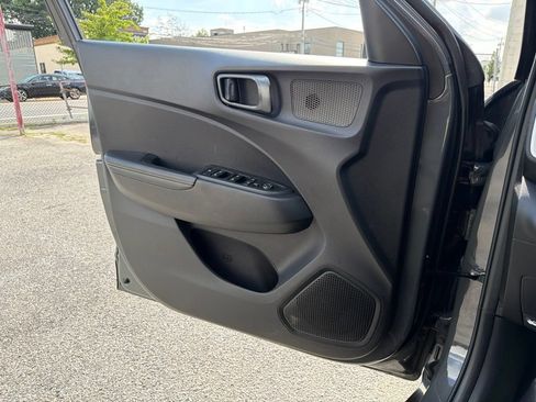 Used 2025 Hyundai Venue Limited FWD image 22