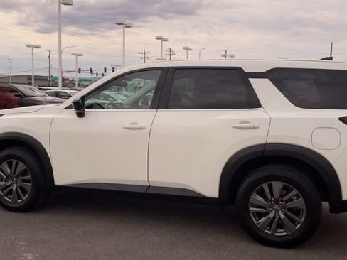 Used 2024 Nissan Pathfinder S AWD/4WD image 7