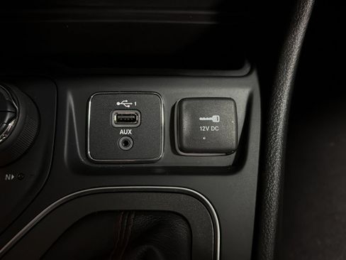 Used 2019 Jeep Cherokee Trailhawk AWD/4WD image 29