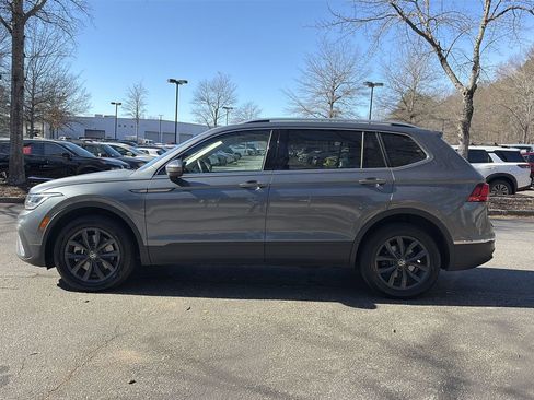 Used 2024 Volkswagen Tiguan SE image 2