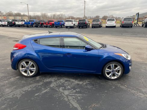 Used 2017 Hyundai Veloster Value Edition image 4