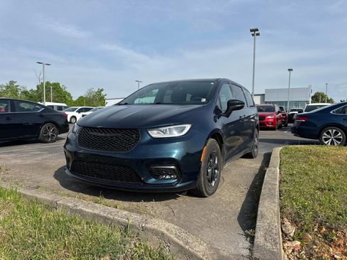 Used 2023 Chrysler Pacifica Touring-L w/ S Appearance Package FWD image 10