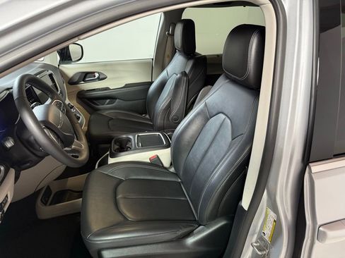 Certified 2024 Chrysler Pacifica Touring-L image 12