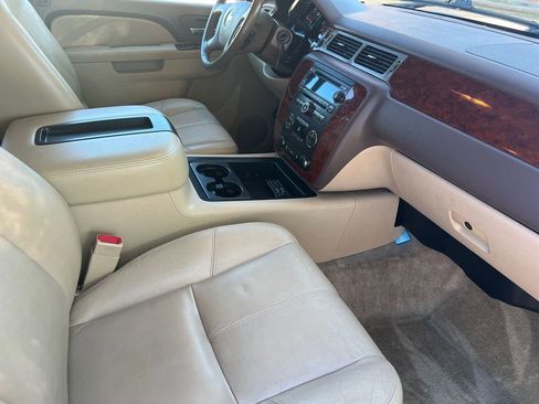 Used 2014 Chevrolet Suburban LT image 18