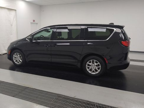 Used 2023 Chrysler Voyager LX image 3