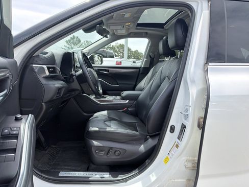 Used 2021 Toyota Highlander Limited FWD image 14