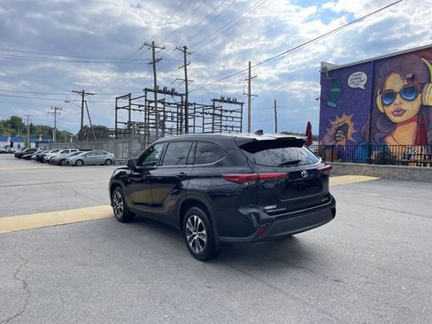 Used 2021 Toyota Highlander XLE AWD/4WD image 3