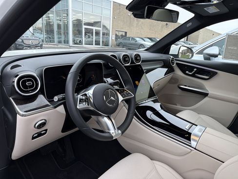 Used 2025 Mercedes-Benz GLC 300 4MATIC image 9