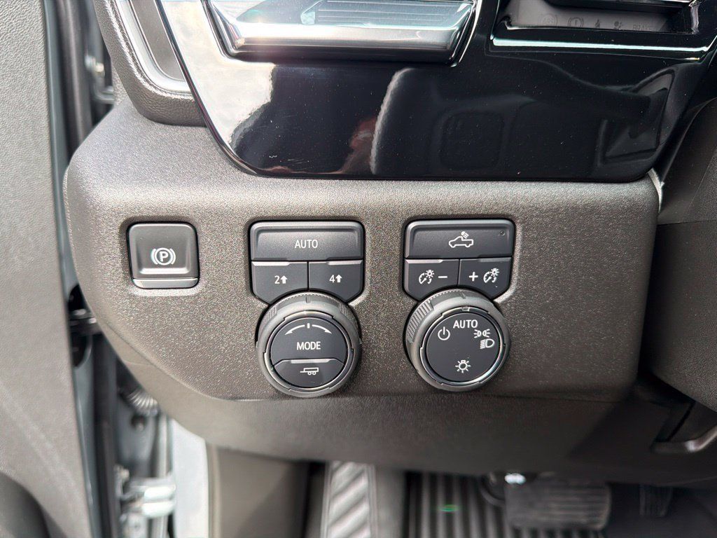 Used 2025 Chevrolet Silverado 1500 LT AWD/4WD image 22