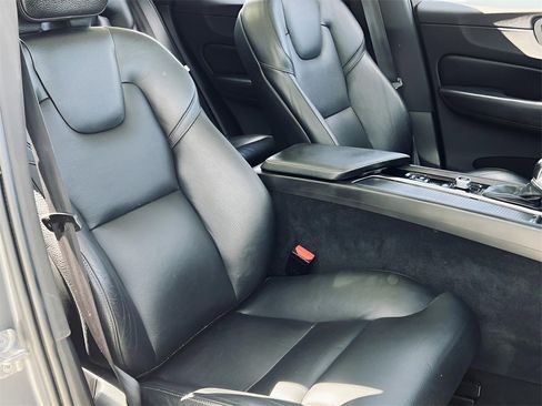 Used 2019 Volvo XC60 T5 Momentum w/ Multimedia Package image 17