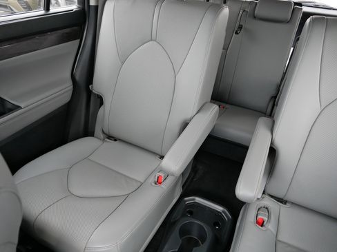 Used 2022 Toyota Highlander Limited image 12