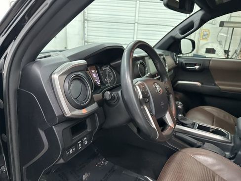 Used 2017 Toyota Tacoma Limited image 10